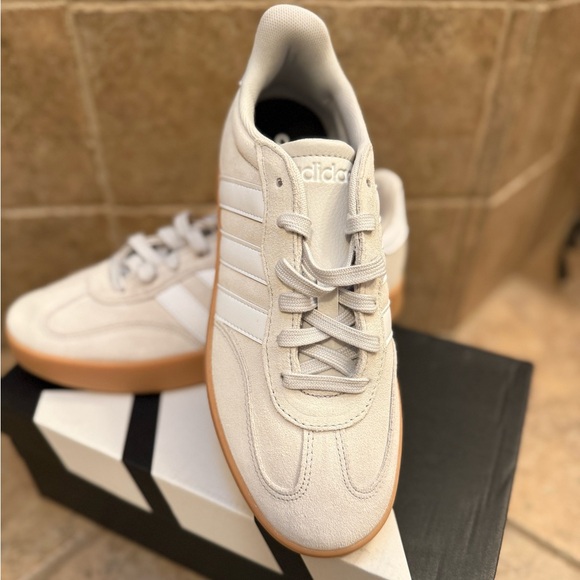 Adidas Men’s Barreda Cream and Tan Sneakers size 8